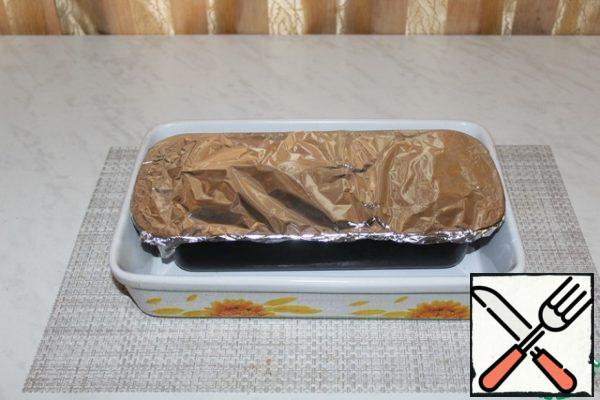 Place in a large baking dish,
pour boiling water, it should reach half the height of the form with terrine.
