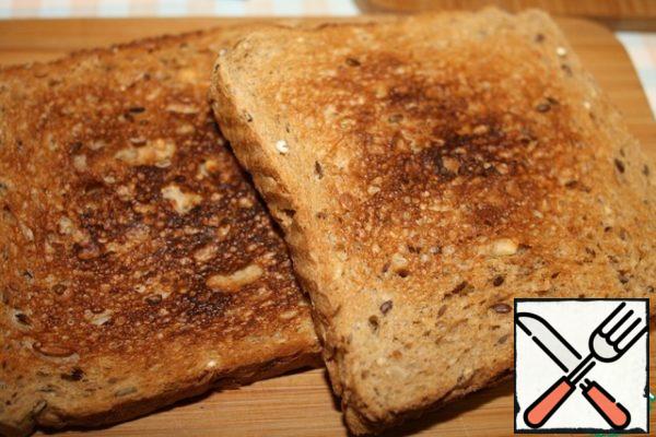 We will need two slices of well-dried bread.
In the original Spanish sandwiches, crusty bread is needed, and stale bread is really good for dadas.
