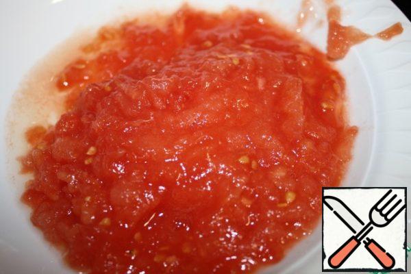 Grate the tomato on a coarse grater.
