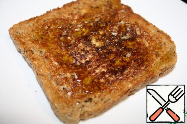 Rub one slice of bread with garlic.
Pour oil over both loaves well and add salt.
