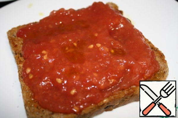 Spread the tomato pulp on both pieces.
And now our "Poor Andalusian Breakfast" is ready - it's bread sprinkled with garlic.

