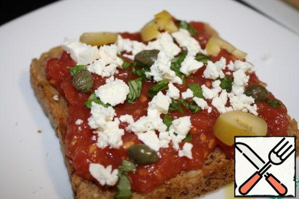 For convenience, we crumble feta, pepper to taste, cut olives and basil.
Instead of basil, you can use dry oregano or parsley.
Capers are also a good choice.
And now our dacos is also ready.
