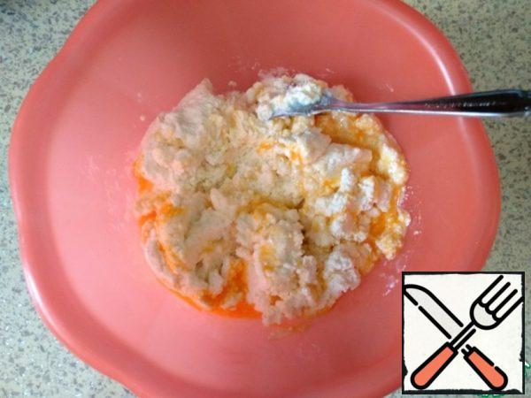 For the filling, mix cottage cheese, salt, egg. If desired, whisk the puree with a blender.
