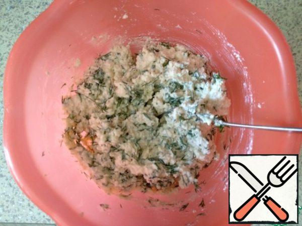 Wash the dill greens well and chop finely, add to the cottage cheese, mix well.
