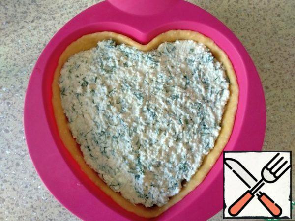 Put the filling in the form with the dough, smooth it out.

