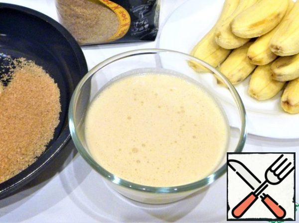 Beat the egg with a tablespoon of cane sugar, pour in the wine, stir, add flour, stir. Let the dough stand for 15-20 minutes.
