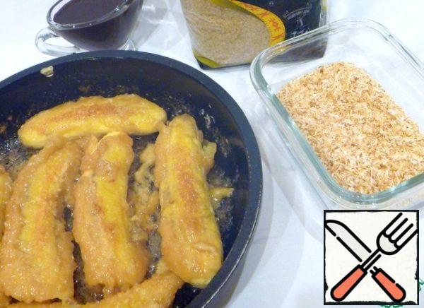 Coconut chips fry in a dry pan until Golden brown. Bananas-mini peel, place in batter. In a frying pan, melt the butter with the remaining cane sugar (2 tablespoons), fry the bananas on both sides until Golden brown.