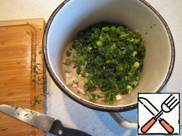 Greens: parsley, green onion, dill - cut very finely. Basically, you can add any greens you have, but personally I don't recommend using cilantro...
add finely chopped onions.
Put everything in a deep plate or frying pan.