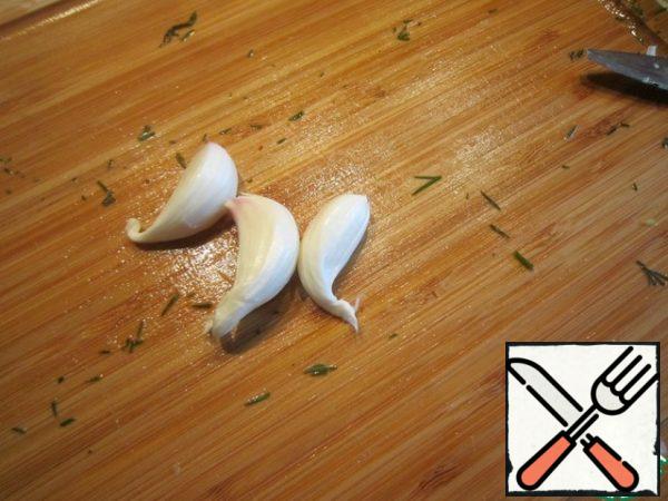 important! Not everyone likes garlic, but we like it - so I finely chop the garlic.
Pour out to the greens.