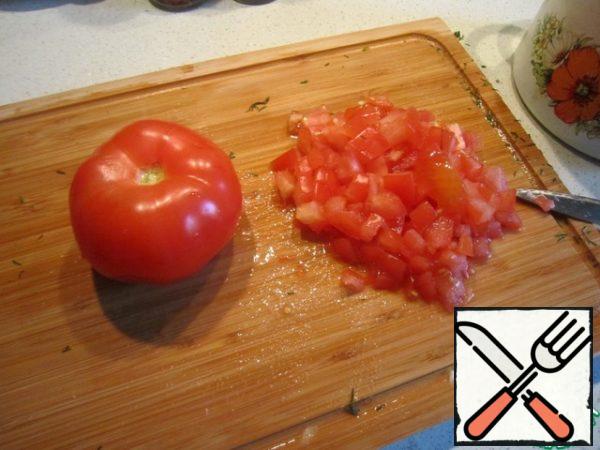 Take tomatoes.
Cut very finely.
important! Do not grate or grind in a meat grinder - it is finely chopped right with the peel.
Add to our slices.