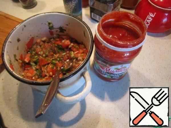 Mix all the contents of the container thoroughly, sprinkle with salt and pepper ...
then add a simple ketchup, but better than just tomato.
Mix it.
