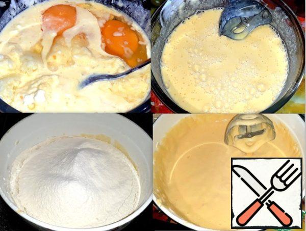 Put the crushed pumpkin and apple in a bowl.
I added cottage cheese, broke eggs, poured cream,
kefir and butter. Add sugar, salt, vanilla
and baking powder. Mix the contents of the bowl well
with a hand blender and sift the flour. Mix the dough again
until smooth.
It turned out something like a thick dough. Knead the dough the way
you like it best. Reduce the amount of flour or
add more.