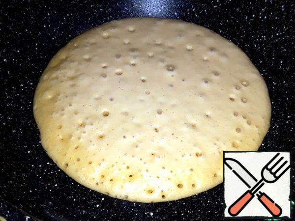 The baking sheet was heated on the stove and dry, without oil,
the dough was poured out. As soon as the holes appeared, the devil
turned him over to the other side.
