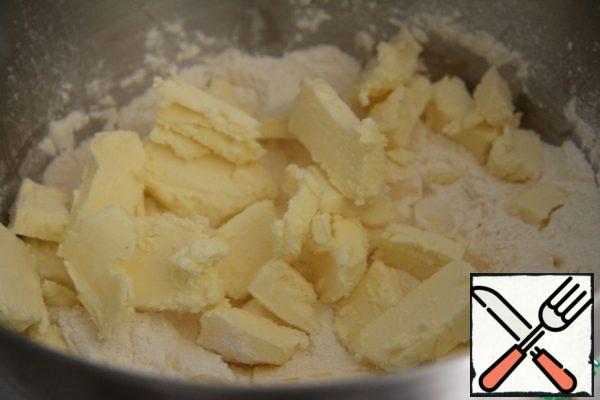 Butter, margarine, sugar are crushed into crumbs (you can rub them with your hands or using a combine) with flour and baking powder.
