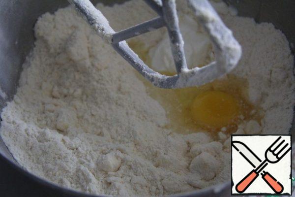 Add sour cream, egg, yolk, vanilla and salt.
