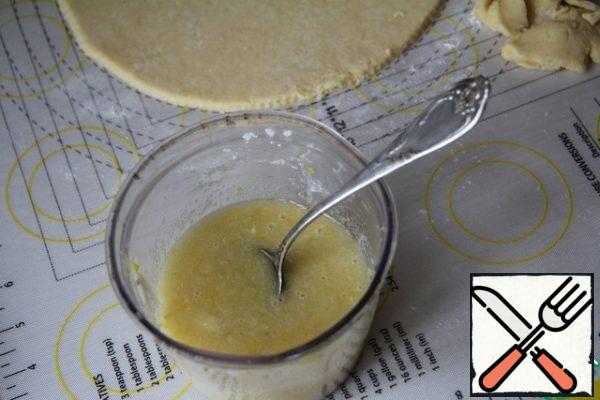 Prepare the filling by rolling a lemon through a meat grinder or punching it with a blender with sugar. Add the starch and stir.
