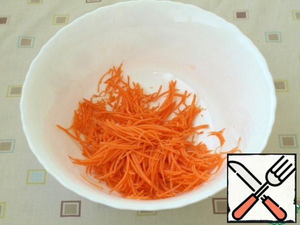Grate the carrots in a bowl on a Korean grater. You can, of course, on a regular grid, it's more aesthetically pleasing.
