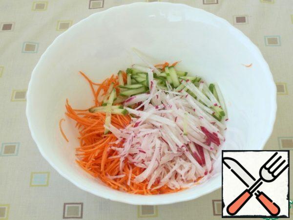 Cut the cucumber and radish into thin strips, add them to the carrots.
