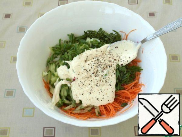 Finely chop the onion, dill and mint. Add sour cream to the salad, season with salt and pepper. If you don't like mint, you can do without it, but the salad will turn out as usual, and mint gives it a certain zest.
Mix all the ingredients thoroughly and serve the salad to the table.