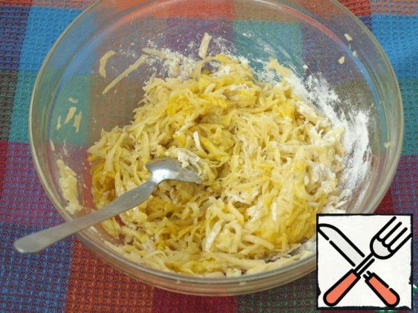 Grate the peeled potatoes on a coarse grater and squeeze out excess moisture as much as possible. Add flour, salt, pepper and egg, mix well.
