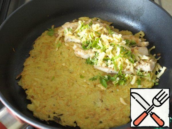 Also divide the cheese mass into 3 parts. First, sprinkle the pancakes with one part.

