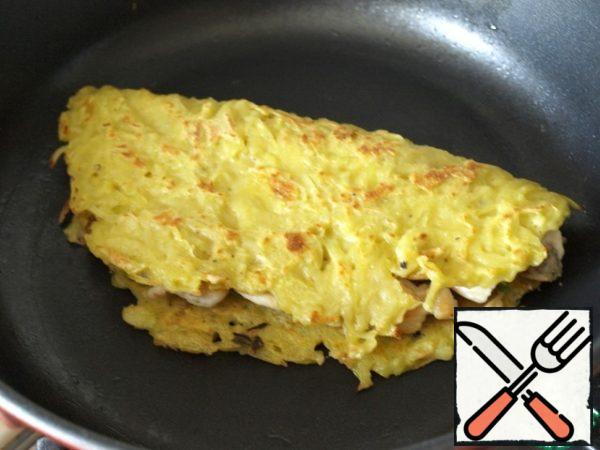 Cover the filling with the free part of the pancake.
When half is fried, turn over and fry the other half as well.
