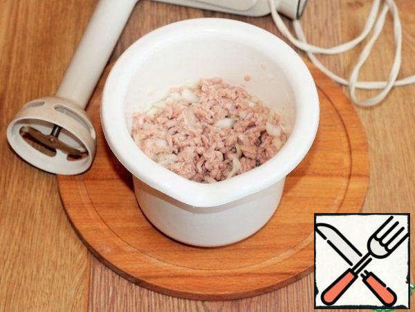 Minced meat spread in a bowl of a blender and add the onion, grind.