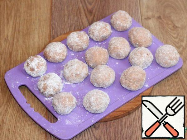 With a wet spoon, form small meatballs (16 pieces). Roll the meatballs in flour. Very good to take and shape the dough, silicone spatula.