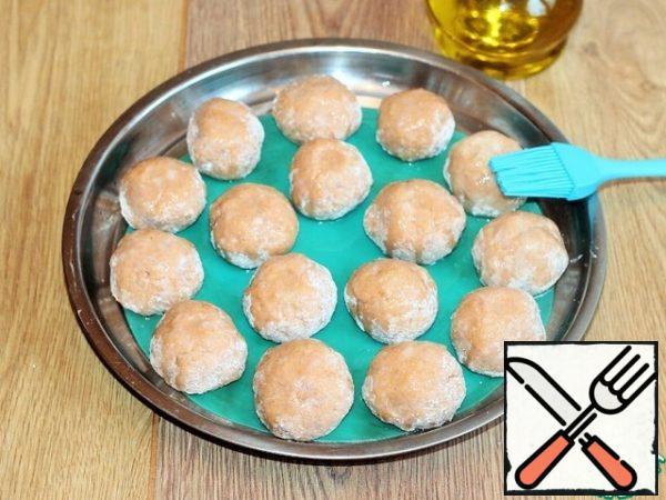 Place the meatballs on a baking sheet and drizzle with olive oil or brush with silicone. Send a baking sheet with blanks in a preheated oven for 20-25 min., or until the meatballs are ready.