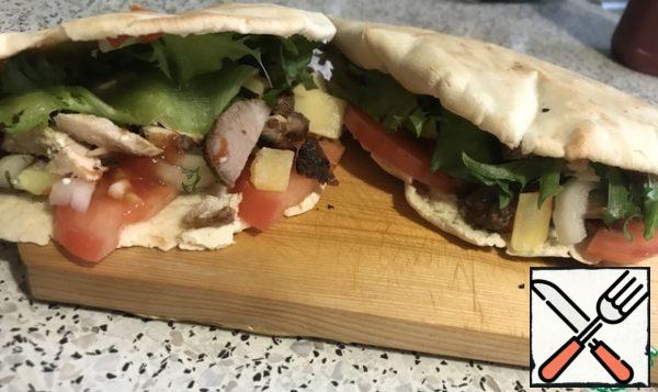 Close the pita bread and, turning the lettuce leaves up, fry for a few more minutes.
You're finished! The calculation in the recipe is supposed to be for two servings. Enjoy your meal!