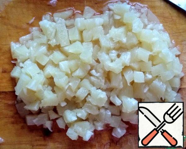 Finely chop the canned pineapple.
