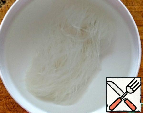 Pour a bunch of funchosa with boiling water for 4-5 minutes.
