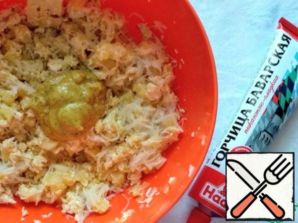 In a bowl, mix chicken fillet, eggs, pineapples, onion, funchosa, mix. Then add 2-3 tablespoons of Bavarian mustard (start with two, then try if you need to add more). Mix well.
