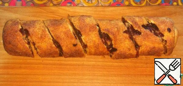 The finished hot strudel is immediately cut into pieces, cutting our incisions to the base.
