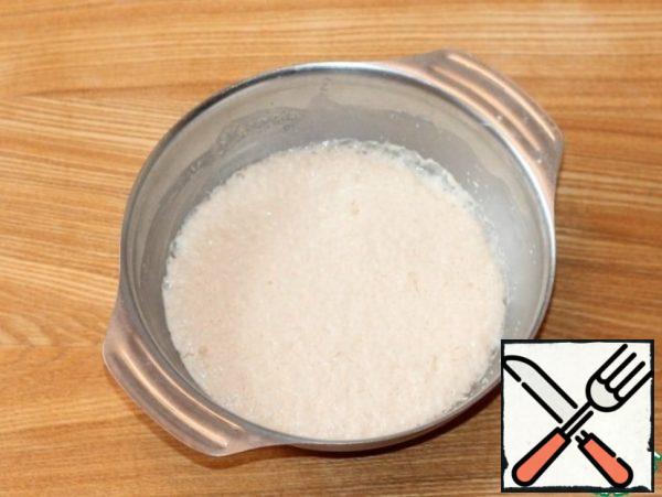 Prepare a decoction. In warm milk (60 ml) add sugar (1 tablespoon), stir until the sugar is completely dissolved.
Mix 1 tablespoon of sifted flour with dry yeast. Add the sweet milk, mix and place the bowl with the sponge cake in a warm place until a foam cap forms.
