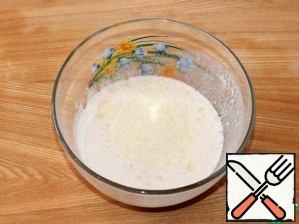 Beat the eggs with a whisk and add: milk, apple cider vinegar and mix. Then add the foamed sponge cake, vegetable oil and vanilla sugar.
