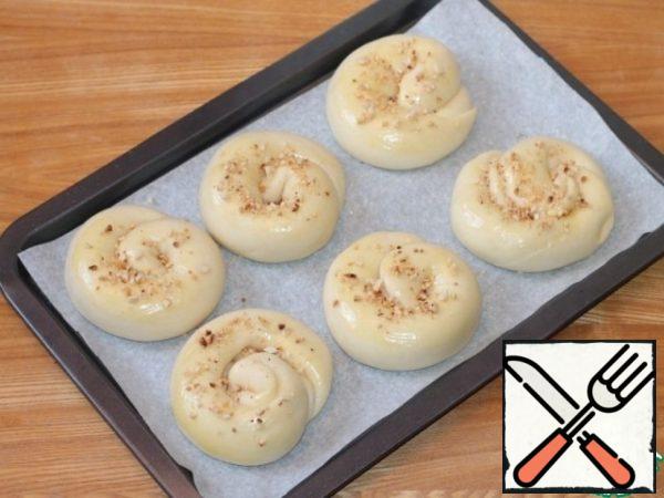 Roll the roll into the shape of a snail.
