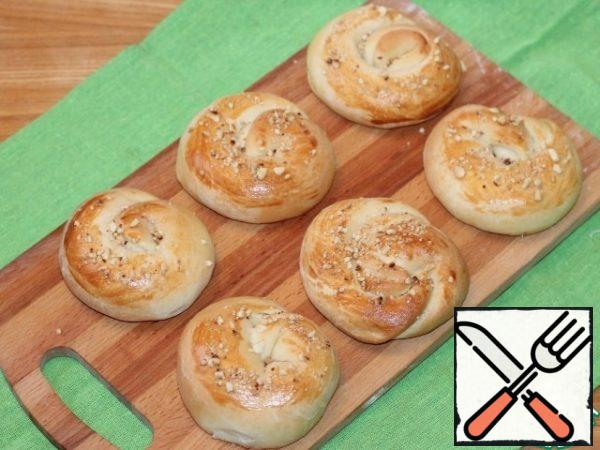 Cover the baking sheet with baking paper and grease with vegetable oil. Spread the rolls on a baking sheet with melted butter and send them for proofing, increased by 2 times. I usually send it to the oven preheated to 40 c for 20 minutes.

