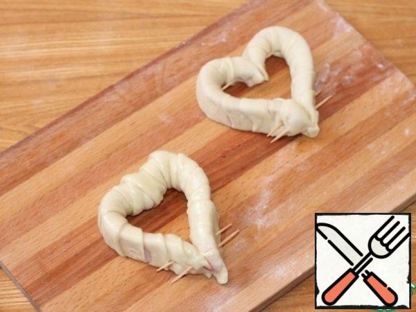Then use a wooden toothpick to connect the 2 halves.
