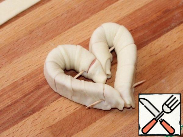 Form a heart from the halves, fasten with a toothpick.
