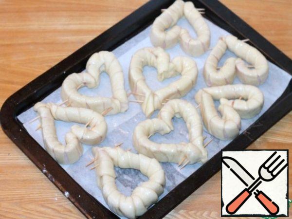 Don't forget to take out the toothpicks after baking! I got 6 pieces of dough, 8 hearts.
