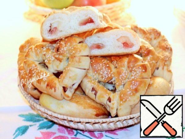 Place the pies on greased paper. Lubricate the hearts with butter and send them for a delay. After proofing, bake in a preheated oven until golden brown.
