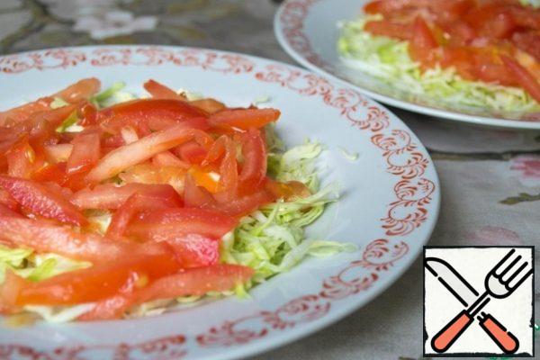 Cut the tomato into strips.
