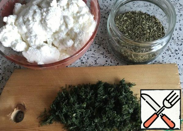 Boil the pasta in salted water until al dente.
Chop the walnut in a blender or finely chop it with a knife. In a dry (!) frying pan, fry the nut and crushed garlic clove.
