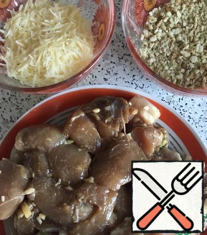 It is quite simple.
Fillet cut into pieces 3*3 cm, marinate in a sauce mixed with chopped garlic and spices. 20 minutes is enough.
During this time, grind the oat flakes with a blender, mix with breadcrumbs, grate the cheese.