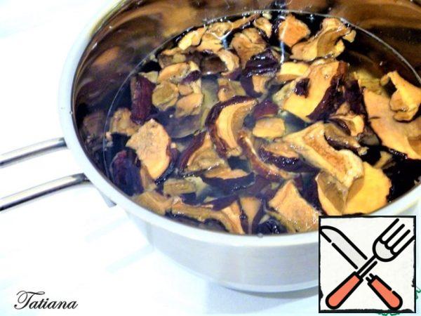 Rinse dry mushrooms well under running water. Soak in cold water (1 liter) for 30-40 minutes. Rinse the soaked mushrooms again, drain the mushroom infusion. Boil the mushrooms in a strained mushroom infusion for 20 minutes, adding a little (1/3 tsp) salt.
