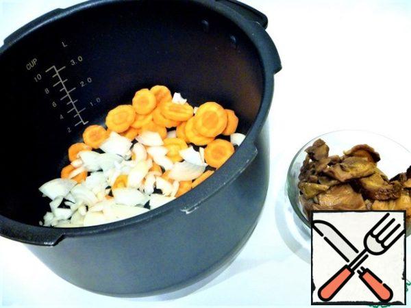 We cut onions and carrots, in the bowl of a slow cooker in the "frying" mode, fry the vegetables in vegetable oil, salt (with a pinch so that the vegetables are juicy), pepper, add oregano. When the vegetables are covered with a golden crust, add the mushrooms, mix, and put out of the bowl of the slow cooker.
