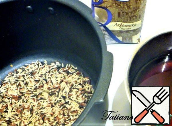 Pour a glass of rice into the bowl of a slow cooker, add 1 tablespoon of rasta. oil + 0.5 tsp salt, mix, pour in 2.5 cups of mushroom broth.
