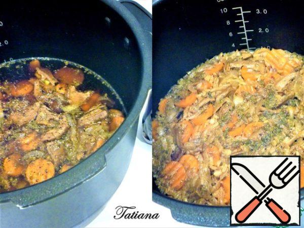 Put the vegetables and mushrooms on top (do not mix).
Cook rice with mushrooms in the "stewing" mode, the time is 40 minutes. At the "done" signal, mix the boiled rice with mushrooms and vegetables, close the bowl of the slow cooker, let the dish change flavors for about 30 minutes.
