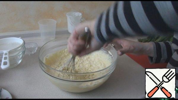 The dough is very easy to prepare - everything is mixed and ready! We take eggs, salt and mix with a whisk, add cottage cheese, you can take cheese, only then we reduce the amount of salt, because the cheese is salty. Pour yogurt or kefir, sunflower oil, sift wheat and corn flour, baking powder. Mix everything well with a whisk.
